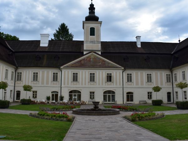 Nádvorie kaštieľa vo Sv. Antone 