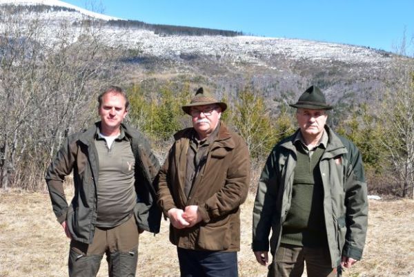 Výsledky práce PSBÚ Východná sme prezentovali aj v časopise LES a Letokruhy: zľava lesník Ing. Peter Garaj, predseda Juraj Halahija a odborný lesný hospodár Ľubomír Chovan 