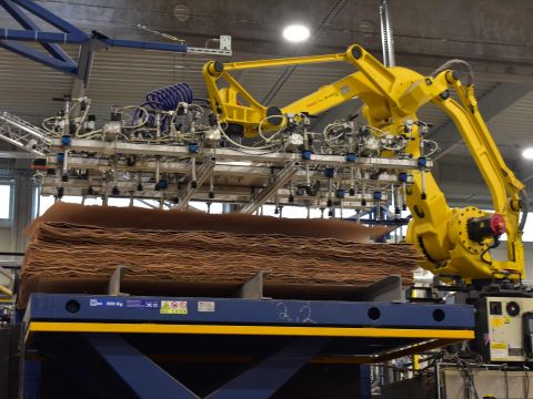 Výroba preglejky na lisovacej linke 