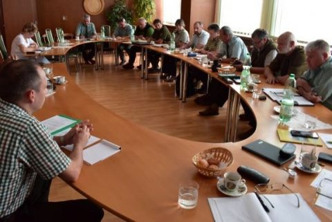 Zasadnutie Predstavenstva Slovenskej lesníckej komory, Ing. Igor Viszlai prvý zľava 