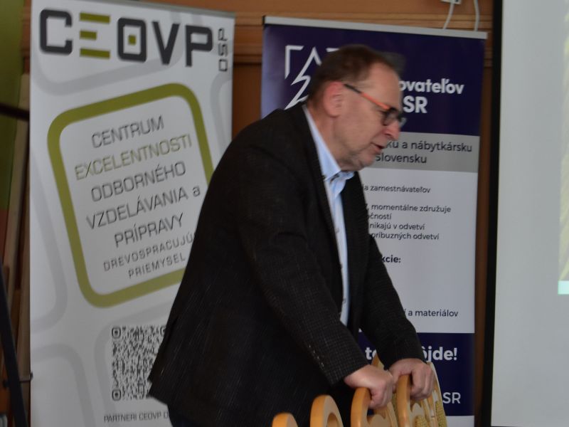 Centrum excelentnosti odborného vzdelávania a prípravy drevospracujúceho priemyslu: Hodnotiaca konferencia, odborné workshopy, užitočné kontakty a zadefinovanie požiadaviek