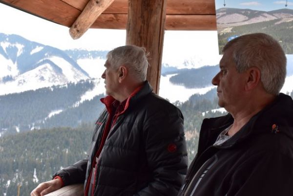 Zľava predseda Urb&aacute;ru Vrbica J&aacute;n Mikul&aacute;&scaron; a podpredseda Ivan Nemec na rozhľadni na Ostredku 
