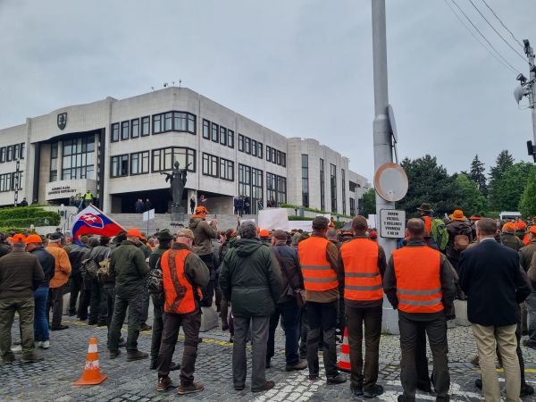 Momentka zo včerajšieho protestného zhromaždenia poľovníkov pred Národnou radou SR 
