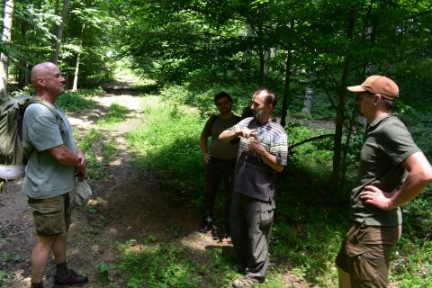 Dušan Mikuš (druhý sprava) vysvetľuje kolegom lesnícke postupy na Lesnej správe Duchonka 
