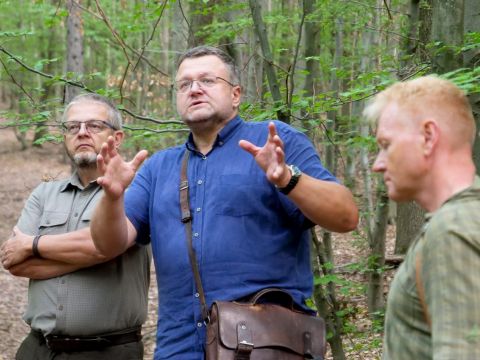 Tomáš Vrška (v strede) predstavuje inovatívne postupy v Ždánickom lese 