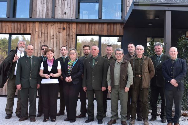 Účastníci včerajšieho stretnutia pred budovou OZ Malacky 