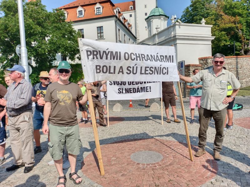 Momentla zo včerajšieho protestného zhromaždenia pred Národnou radou SR 