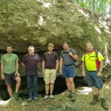 Zľava Michal Diviak, Arnd Schumann, Tim Eickmann, Arne Neu, Klaus Witt Schiebe-K&uuml;ck pred b&yacute;val&yacute;m podzemn&yacute; kameňolom Diery na n&aacute;učnom chodn&iacute;ku Kysih&yacute;bel. 