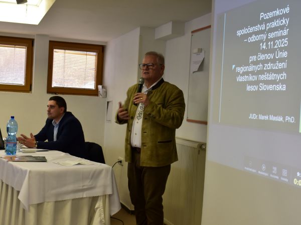 JUDr. Marek Masl&aacute;k (vľavo) a predseda &Uacute;NIE Ing. Milan Ovsen&iacute;k na otvoren&iacute; odborn&eacute;ho semin&aacute;ra pre lesomajiteľov 