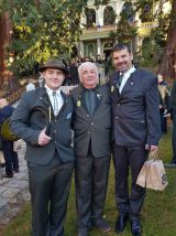 Tri gener&aacute;cie Kovalč&iacute;kovcov pred &scaron;kolou v Banskej &Scaron;tiavnici - zľava vnuk Martin, v strede star&yacute; otec J&aacute;n a vpravo otec Martin