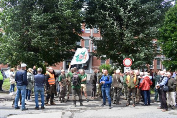 Lesníci a lasomjaitelia pred Mestskýc úradom vo Svite 