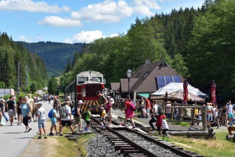 Čiernohronská železnička privážala včera do Lesníckeho skanzenu na Deň stromu ďalších a ďalších návštevníkov 