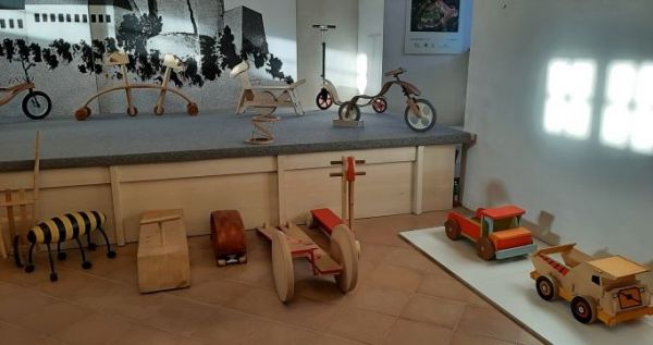 Drevené hračky na výstave na hrade Modrý Kameň 