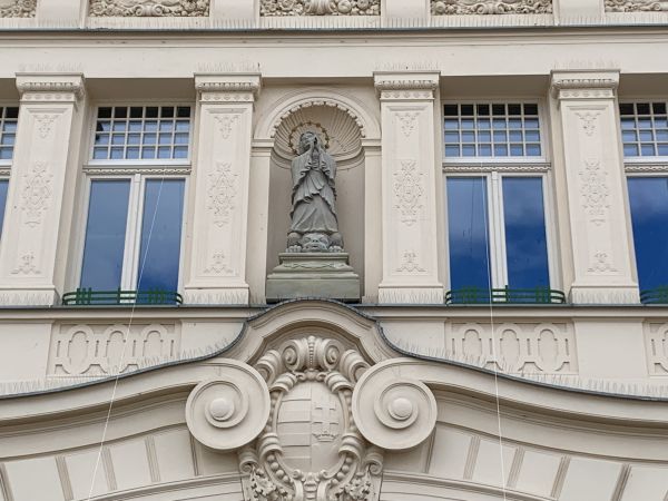 Nová socha Madony na priečelí historickej budovy LESY SR š. p. 