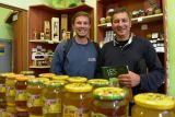 Tibor Vargap&aacute;l so synom Marekom v ko&scaron;ickej predajni so včel&yacute;mi produktami 