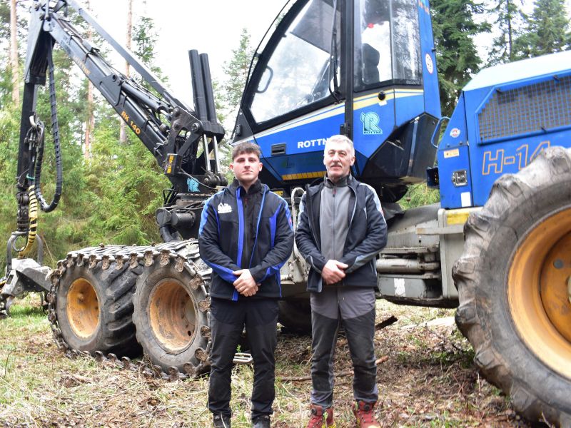 TÝŽDŇOVKA: Keď fortieľ lesného robotníka ostáva v rodine a ako sa pri práci v lese navzájom dopĺňajú starší a mladší. Nasledovaniahodný príklad zastabilizovania osvedčených partií