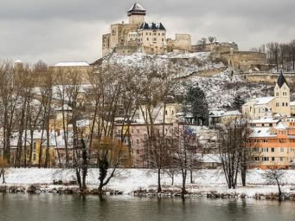 Pohľad na mesto Trenč&iacute;n 