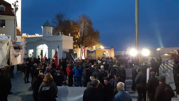 Hlas vidieka včera podvečer zaznel pred Národnou radou SR