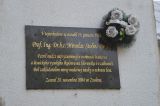Pam&auml;tn&aacute; tabuľa na rodnom dome prof. Stolinu