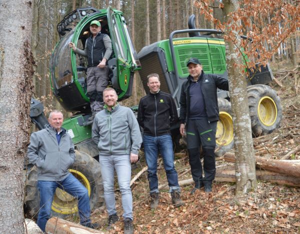 Zľava: Vlastimil Zeman st. a ml., Martin Bürki a Sakari Suuriniemi, pred kabínou Miloš Ľuptovčiak.