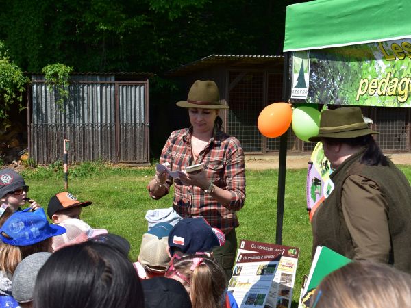 Ženy lesn&iacute;čky - lesn&eacute; pedagogičky 