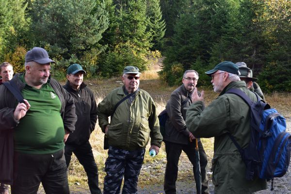 Ing. J. Vovesný (vpravo) v diskusii so slovenskými lesomajiteľmi a lesníkmi