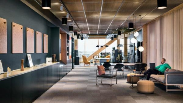 Interiér výškovej stavby z dreva vo Švédsku 