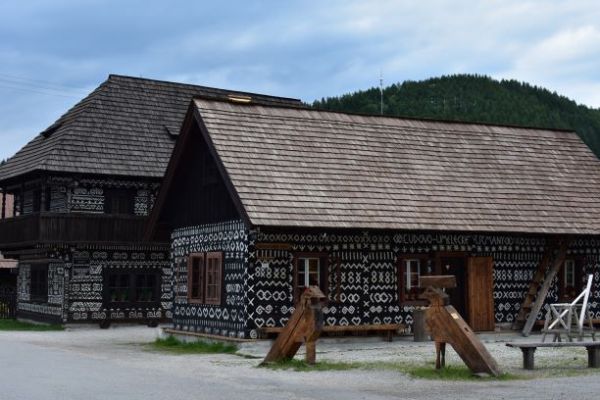 Jedinečne zdoben&eacute; drevenice v Čičmanoch