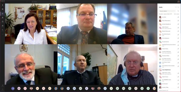 Ilustračn&eacute; foto z priebehu konferencie