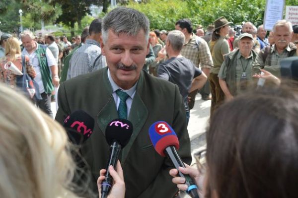 Predseda SLsK Ing. Milan Dolňan odpovedal na otázky novinárov počas zhromaždenia pred Úradom Vlády SR 23. augusta 2021