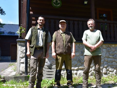 Lesníci zo spoločnosti Lesy mesta Kežmarok - zľava Lukáš Hrebeňár, Ing. Juraj Kulík a Ján Svocák