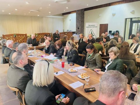 Účastníci Valného zhromaždenia Oblastnej lesníckej komory Bratislava 
