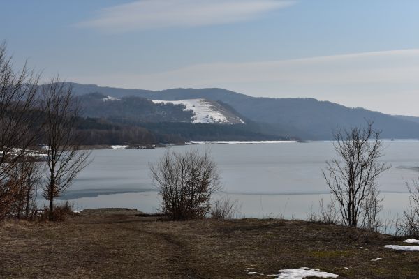 Pohľad na vodn&uacute; n&aacute;drž Starina. V jej okol&iacute; m&aacute; viesť nov&aacute; cyklotrasa