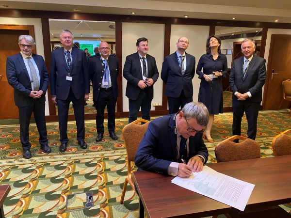 Prezident ZSD SR Peter Zemaník podpisuje Pražskú deklaráciu 