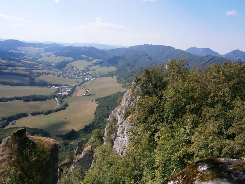 Pohľad z hrebeňa S&uacute;ľovsk&yacute;ch sk&aacute;l na Str&aacute;žovsk&eacute; vrchy