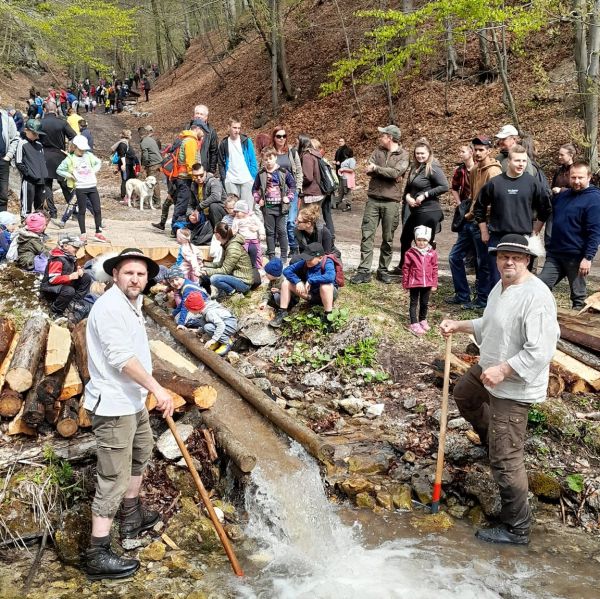 Plavenie dreva vo vodnom žľabe Rakytovo