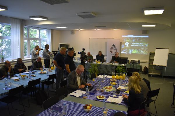 Platforma sa prvýkrát verejne prezentovala na stretnutí s novinármi pred viac ako dvoma mesiacmi