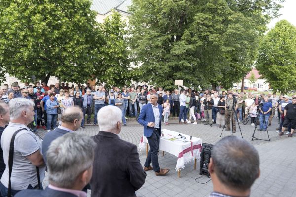 Účastníci protestného zhromaždenia v Detve 