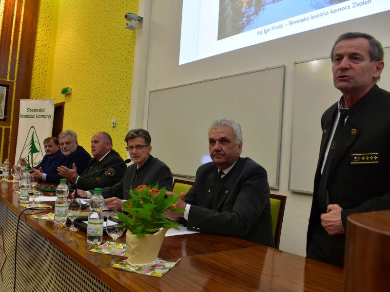 Riport: Valné zhromaždenie Slovenskej lesníckej komory so snahou o zjednotenie lesníkov - zatiaľ len kopú sami do seba...