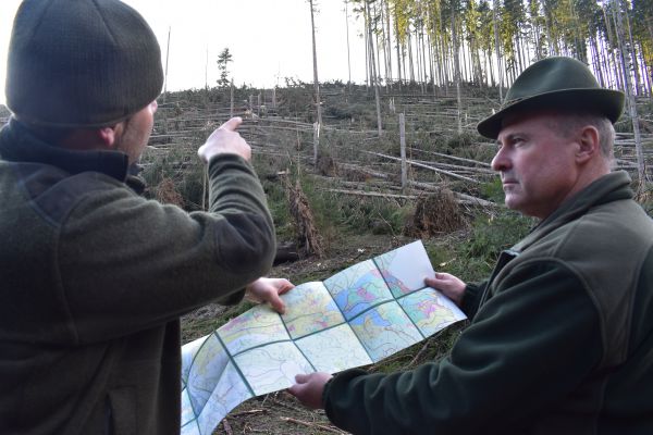 Práca s mapou nepredstavuje pre lesníkov žiadny problém