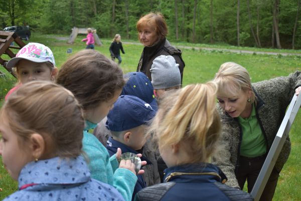 Lesníci dokážu detí v rámci lesnej pedagogiky úžasne zaujať 