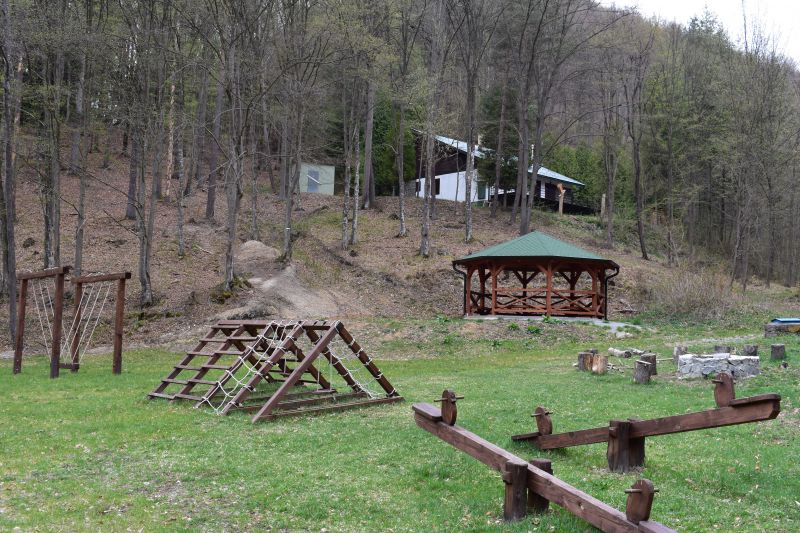 Časť krásneho areálu lesnej pedagogiky pri Lesnej škole Hlinné v Čermeľskom údolí pri Košiciach  