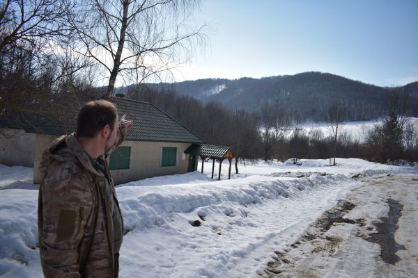 Miestny vlastník ukazuje na porasty v Poloninách