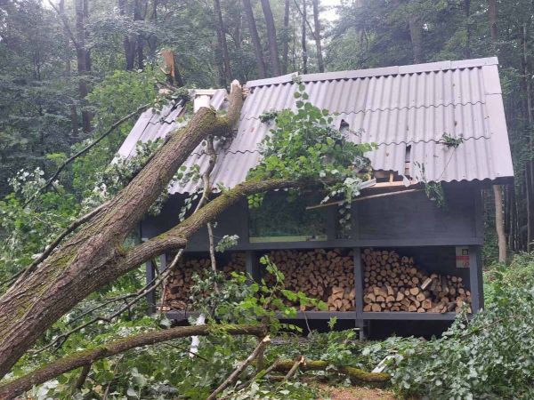 Útulňa pri Kráľovej studni poškodená vetrovou smršťou 