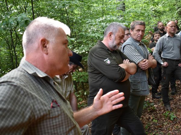 Ing. Peter Zima (vľavo) argumentuje v ter&eacute;ne 