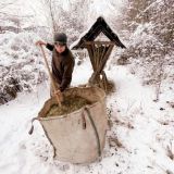 Zimn&eacute; prikrmovanie lesnej zveri poľovn&iacute;kmi 