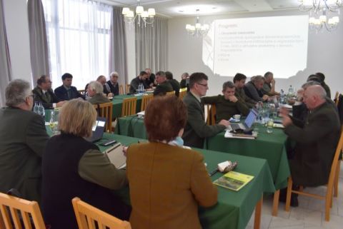 Predstavenstvo Slovenskej lesníckej komory počas druhého dňa výročného zasadnutia, na ktoré prizvalo aj partnerov lesníckej stavovskej organizácie 