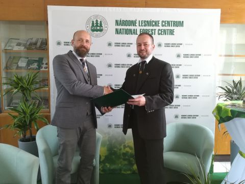 Primátor Trnavy Peter Bročka (vľavo) a generálny riaditeľ NLC Peter Balogh po podpise memoranda
