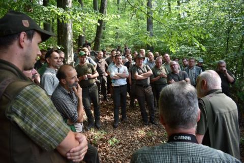 Ing. Dušan Mikuš (tretí zľava) diskutoval s kolegami o najvhodnejších lesníckych postupoch v Mestských lesoch Košice 
