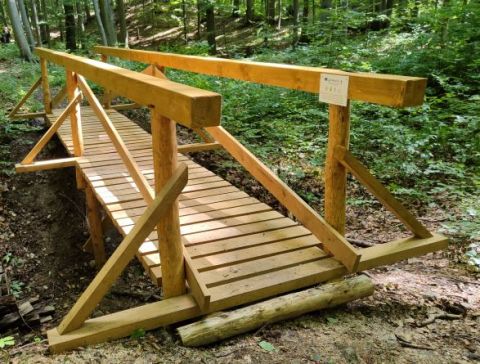 Nový mostík na Lesníckom náučnom chodníku Tajch